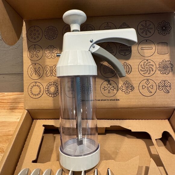 NIB - The Pampered Chef 1525 Cookie Press with 16 Discs - White - Picture 3 of 8